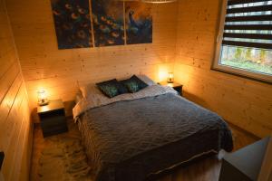 Giường trong phòng chung tại Azyl - domki wśród natury