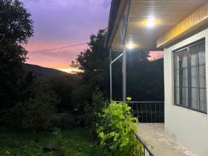 Východ nebo západ slunce při pohledu z prázdninového domu nebo okolí