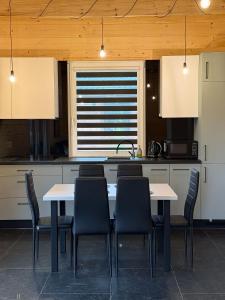 Η κουζίνα ή μικρή κουζίνα στο Azyl - domki wśród natury +27 φωτογραφίες