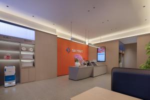 an office lobby with a star quit sign on the wall at Xi Gu Hotel Wuhan Xudong Metro Station Branch in Wuhan