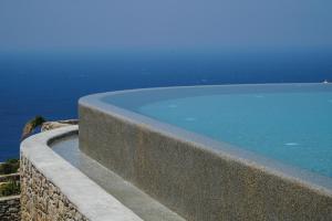 Swimmingpoolen hos eller tæt på Aether Mykonos 5BR Villa with Serene Port & Town Views
