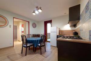 Oriol-en-RoyansGîte - La Maldina的厨房兼餐厅，配有桌椅