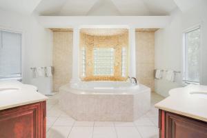 Ένα μπάνιο στο Villa Hollow