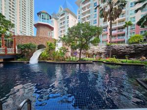Bazén v ubytování Grande Cariibbean Pattaya by Thita nebo v jeho okolí