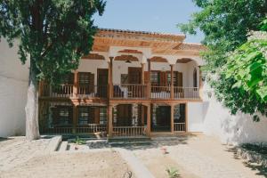 Budova, kde se hotel nachází + 10 fotografií