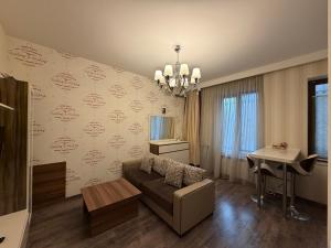 una sala de estar con un sofá y una mesa en Passage apart, en Baku