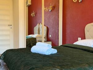 Una habitación con dos toallas blancas sobre una cama. en Passage apart, en Baku