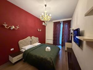 Un dormitorio con una cama verde y una lámpara de araña. en Passage apart, en Baku