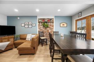 Μια τηλεόραση ή/και κέντρο ψυχαγωγίας στο Lake Front-Maine Themed-Soaking Tub-Fire Pit-Kayak