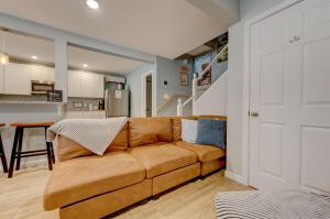 Η κουζίνα ή μικρή κουζίνα στο Lake Front-Maine Themed-Soaking Tub-Fire Pit-Kayak