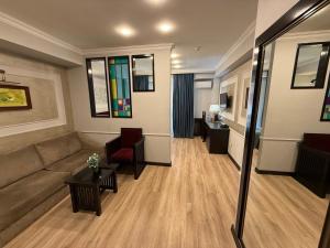 una sala de estar con un sofá y una mesa en Hazz-Museum Art Hotel, en Baku