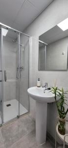 Et badeværelse på Hotel Ribesalbes Albergue deportivo