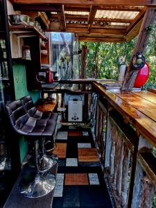 玛拉豪The Abel Tasman Treehouse的小房子门厅里的吧台凳