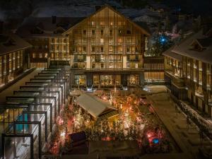 安德马特切蒂安德马特酒店的一座建筑的图片,有圣诞灯