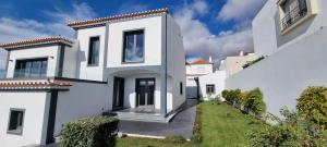 a white house with a pathway in front of it at Villa Lina in Lourinhã