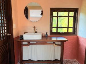 ein Badezimmer mit Waschbecken und Spiegel in der Unterkunft Ha Giang Aya Lodge by Localvietnam in Dồng Văn