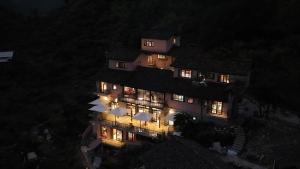 einen Ausblick über ein großes Gebäude in der Nacht in der Unterkunft Ha Giang Aya Lodge by Localvietnam in Dồng Văn + 56 Fotos