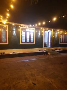 un edificio con ventanas y luces por la noche en Edwin and Edrin Service Villa, en Wayanad