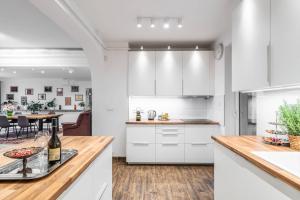 Кухня или мини-кухня в Villa Suburbia Budapest - Pool - Hot Tub - BBQ - Parking
 +53 фотографии