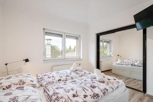 Una cama o camas en una habitación de Villa Suburbia Budapest
