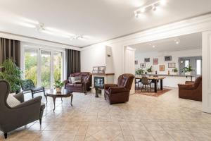 Гостиная зона в Villa Suburbia Budapest - Pool - Hot Tub - BBQ - Parking