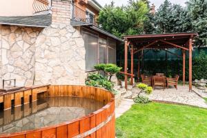 Сад в Villa Suburbia Budapest - Pool - Hot Tub - BBQ - Parking