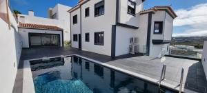 a swimming pool in the backyard of a house at Villa Lina in Lourinhã