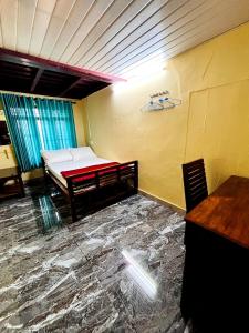 una habitación con una cama en la esquina de una habitación en Edwin and Edrin Service Villa, en Wayanad