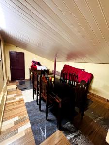 Una habitación con dos camas y una mesa dentro. en Edwin and Edrin Service Villa, en Wayanad