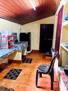 Una cocina con una mesa y una silla en una habitación. en Edwin and Edrin Service Villa, en Wayanad 7 fotos más