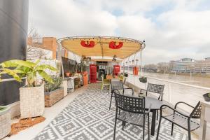 En balkon eller terrasse på Appartement aménagée Terrasse étoilée 20 mn des Champs-Elysées, Park