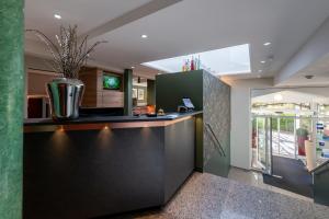 una cucina con bancone e vaso di Hotel Azenberg a Stoccarda