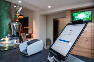 un telefono cellulare è collegato a una stampante di Hotel Azenberg a Stoccarda