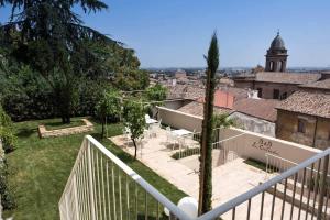 圣阿尔坎杰洛-迪罗马涅Le Contrade - Dimora nel Borgo的从房子的阳台看到的景色