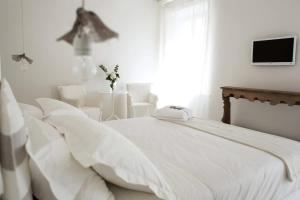 圣阿尔坎杰洛-迪罗马涅Le Contrade - Dimora nel Borgo的白色卧室配有白色床和白色枕头 更多25张照片