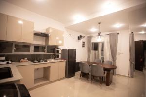 O bucătărie sau chicinetă la Santorini Resorts