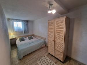 Una cama o camas en una habitación de La Merveille z Jacuzzi 795-848-628