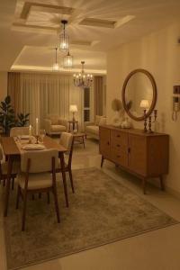 Et opholdsområde på CR Cozy Suites