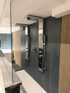 Un baño con paredes negras y una cabina de ducha. en Golden Hotel, en Nápoles