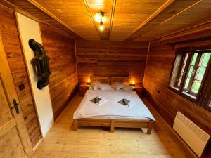 KunvaldElsa Chalupa的一间木屋里有一张床的卧室