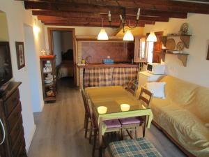 een woonkamer met een tafel en een bank bij Casas Rurales Jardines del Visir in Genalguacil