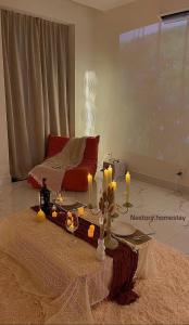 En eller flere senge i et værelse på Huế Nestory Homestay