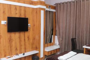 Μια τηλεόραση ή/και κέντρο ψυχαγωγίας στο Hotel Royal Residency Executive