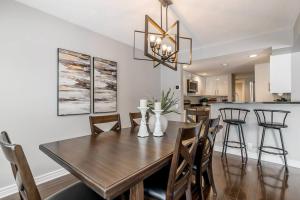 een eetkamer met een houten tafel en stoelen bij Alpine Hideaway - Walk to Blue Mountain in Blue Mountains