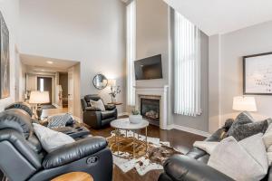 een woonkamer met lederen meubels en een open haard bij Alpine Hideaway - Walk to Blue Mountain in Blue Mountains +64 foto's