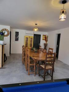 una sala da pranzo con tavolo e sedie in legno di La maison de la Motte a La Motte-Fanjas