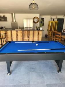 un tavolo da biliardo blu in soggiorno di La maison de la Motte a La Motte-Fanjas Altre 5 foto