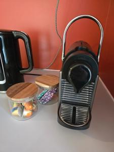 Příslušenství pro přípravu čaje a kávy v ubytování Le Cocon ô coeur du centre ville