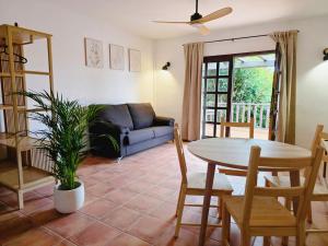 ein Wohnzimmer mit Sofa und Tisch in der Unterkunft Hotel Ecolife Tenerife - Tenerife Sur in San Miguel de Abona + 123 Fotos
