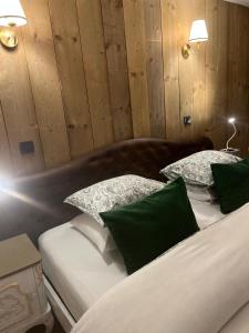 two twin beds in a room with wooden walls at Smart sleep in Watrange
